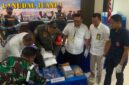 Petugas Bea Cukai bersama Satgaspam Lanudal Juanda saat menunjukkan barang bukti narkotika yang berhasil digagalkan penyelundupannya melalui Bandara Juanda. Sinergi kedua instansi ini menjadi bentuk komitmen pemberantasan narkotika di pintu masuk negara. ©titahlangit.com