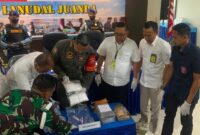 Petugas Bea Cukai bersama Satgaspam Lanudal Juanda saat menunjukkan barang bukti narkotika yang berhasil digagalkan penyelundupannya melalui Bandara Juanda. Sinergi kedua instansi ini menjadi bentuk komitmen pemberantasan narkotika di pintu masuk negara. ©titahlangit.com