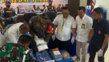 Petugas Bea Cukai bersama Satgaspam Lanudal Juanda saat menunjukkan barang bukti narkotika yang berhasil digagalkan penyelundupannya melalui Bandara Juanda. Sinergi kedua instansi ini menjadi bentuk komitmen pemberantasan narkotika di pintu masuk negara. ©titahlangit.com