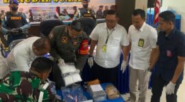 Petugas Bea Cukai bersama Satgaspam Lanudal Juanda saat menunjukkan barang bukti narkotika yang berhasil digagalkan penyelundupannya melalui Bandara Juanda. Sinergi kedua instansi ini menjadi bentuk komitmen pemberantasan narkotika di pintu masuk negara. ©titahlangit.com