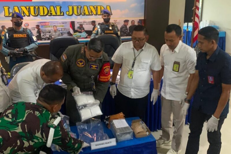 Petugas Bea Cukai bersama Satgaspam Lanudal Juanda saat menunjukkan barang bukti narkotika yang berhasil digagalkan penyelundupannya melalui Bandara Juanda. Sinergi kedua instansi ini menjadi bentuk komitmen pemberantasan narkotika di pintu masuk negara. ©titahlangit.com