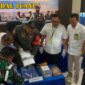 Petugas Bea Cukai bersama Satgaspam Lanudal Juanda saat menunjukkan barang bukti narkotika yang berhasil digagalkan penyelundupannya melalui Bandara Juanda. Sinergi kedua instansi ini menjadi bentuk komitmen pemberantasan narkotika di pintu masuk negara. ©titahlangit.com
